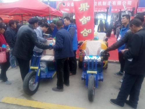 第23届杨凌农高会上的果哈哈有点忙！